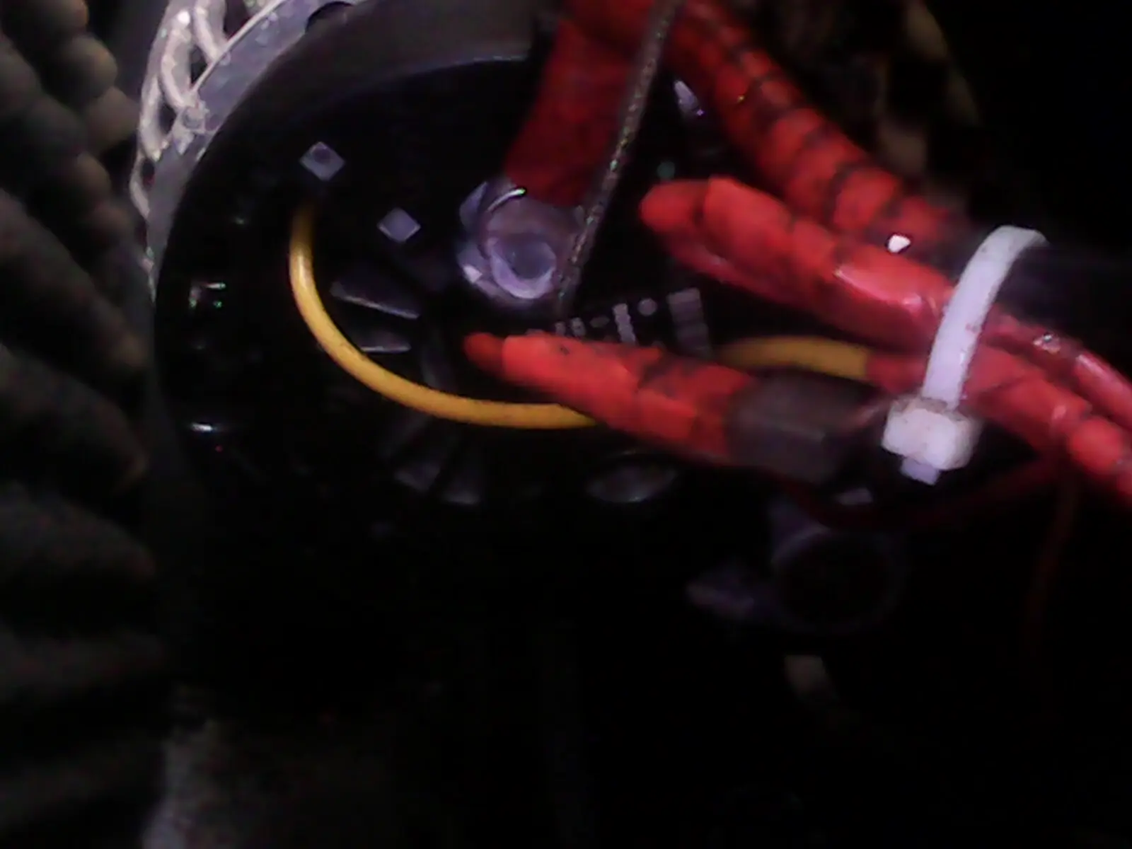 Tekne motoru üzerinde kayışla çalışan şarj alternatörü