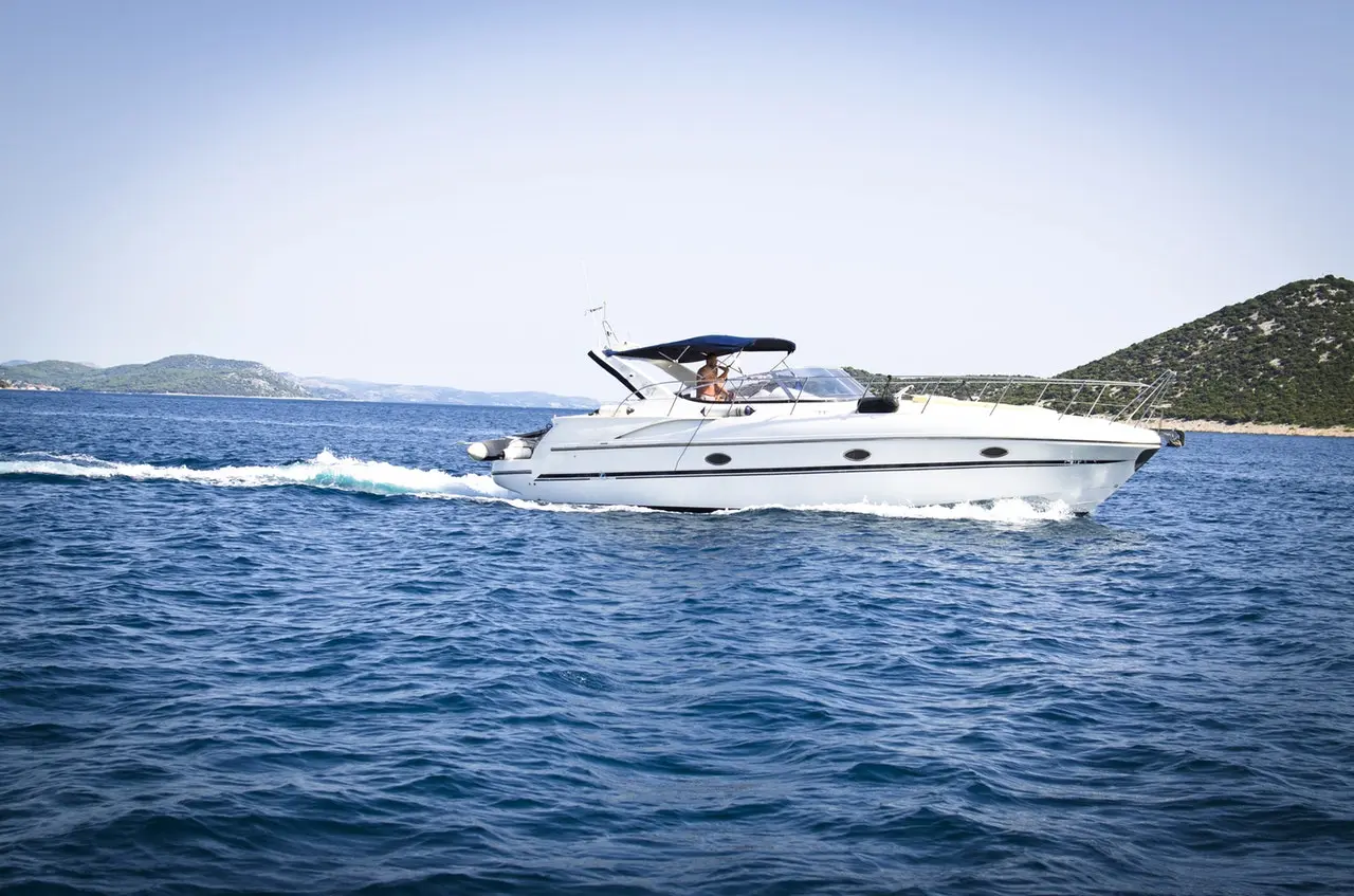 Ege denizinde seyreden charter motoryat