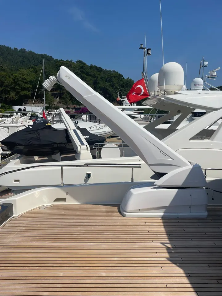 Motoryat flybridge'inde hidrolik tender vinci