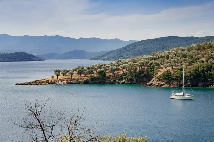 Ege koyunda demirli yelkenli