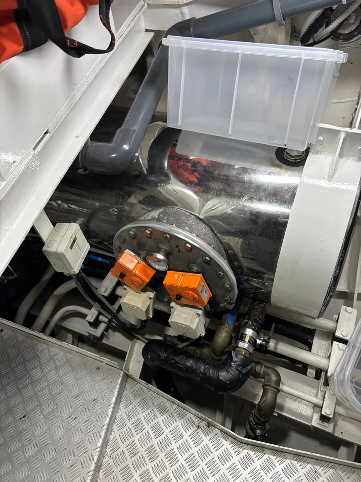 Makine dairesinde pompa ve elektrik bağlantıları