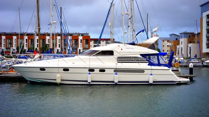 Marinada bağlı yatlar
