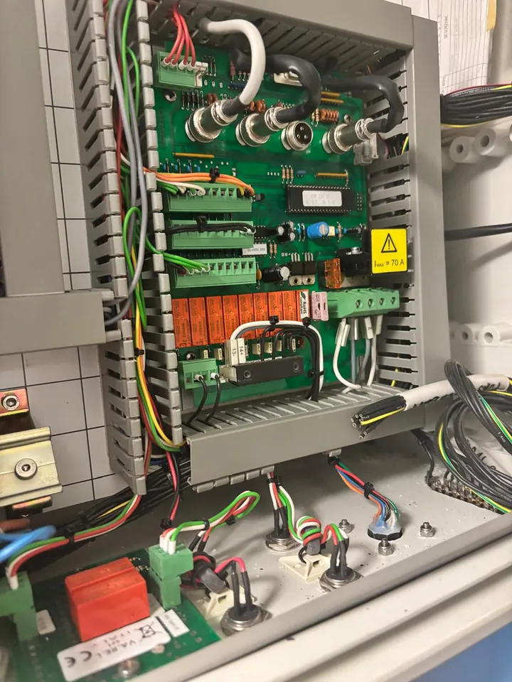 Elektrik panosunda kontrol kartı ve röle grubu