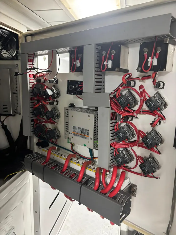 Fuse and cable connections during a panel renewal