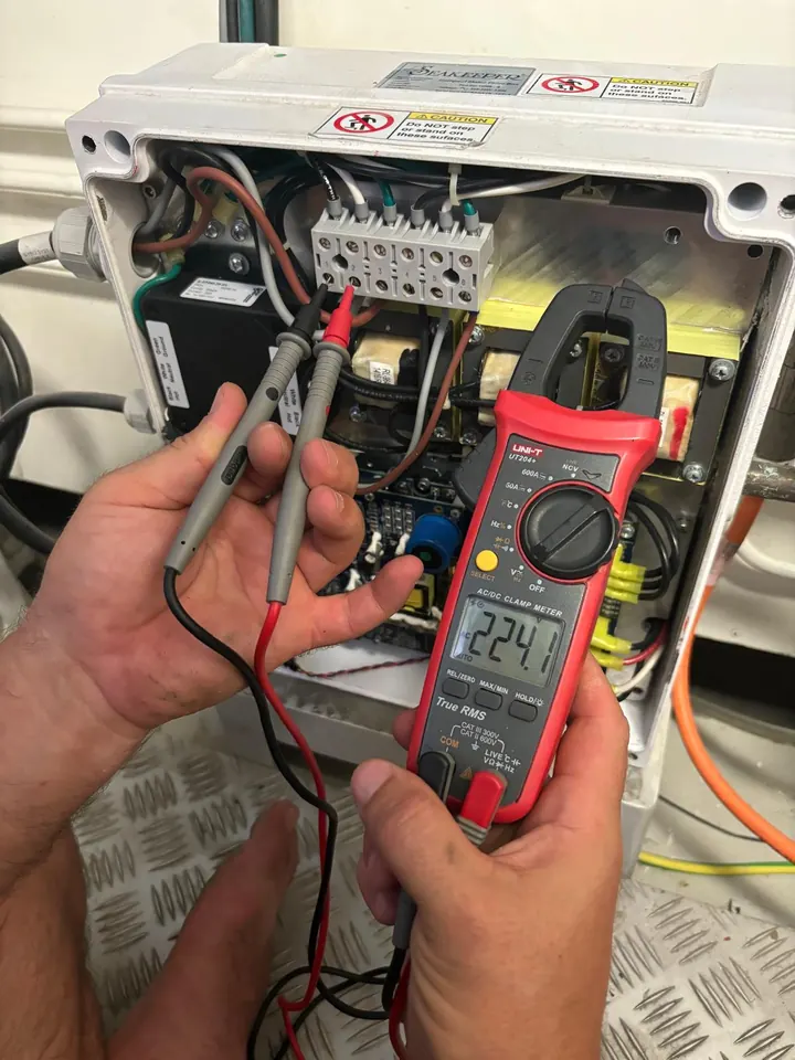 Voltage measurement in a junction box with a clamp meter