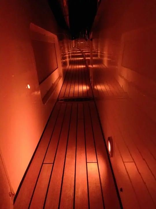 Yat koridorunda RGB LED zemin aydınlatması