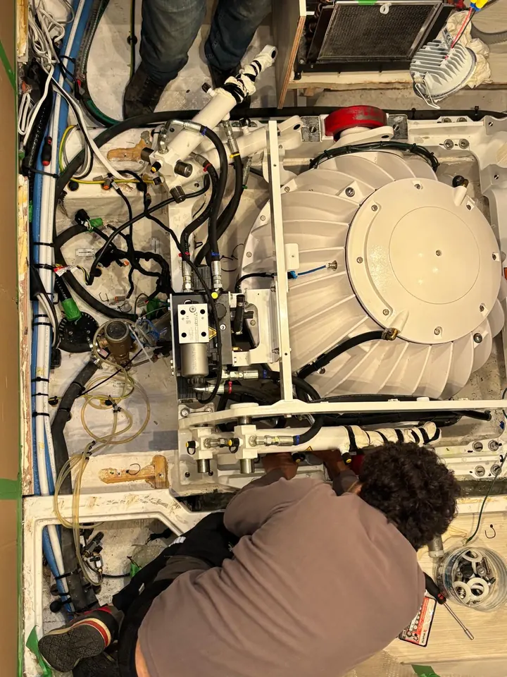 Cooling and electrical connections of a Seakeeper gyro