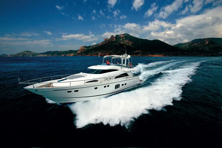 Seyir halindeki flybridge motoryat