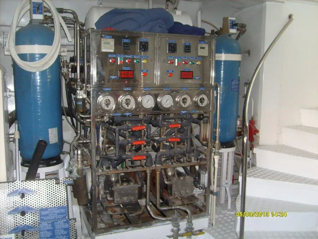 Yat motor dairesinde watermaker membran gövdeleri ve filtre sistemi